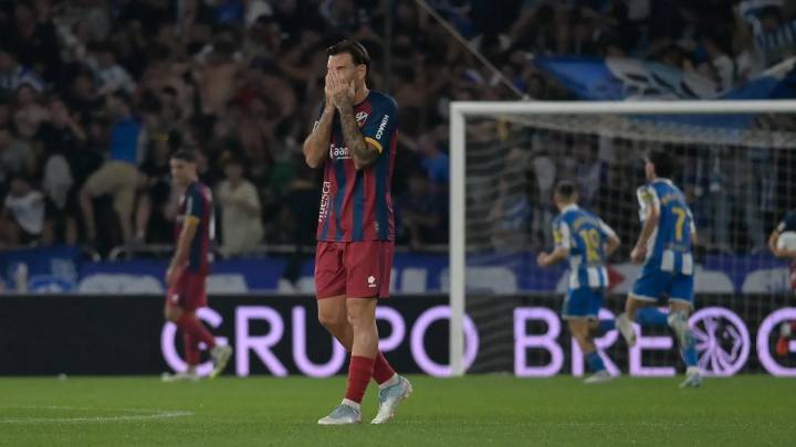 El Deportivo impone la ley del líder y juega con un Huesca irreconocible