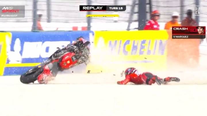 Una caída de Marc Márquez nada más ponerse líder en el 'sprint' del GP de San Marino allana la victoria de Bezzecchi