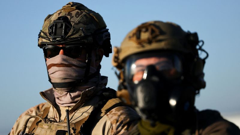 California prohíbe a la mayoría de los agentes del orden usar mascarillas durante operativos