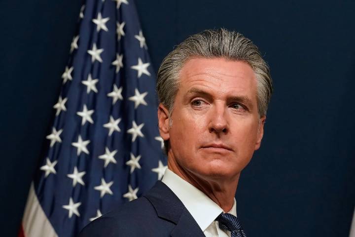 Newsom firmó la ley que prohíbe a los agentes federales en servicio usar mascarillas en California