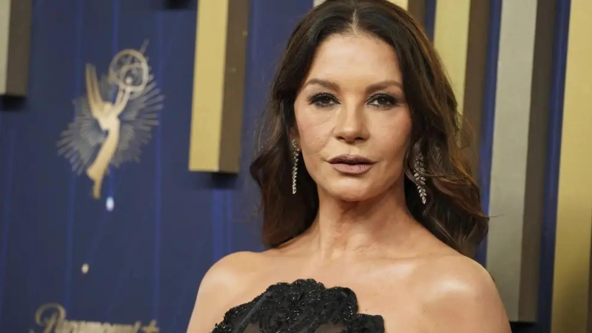 Catherine Zeta-Jones se transforma en la Morticia Addams más sexy con un vestido transparente en los Premios Emmy 2025