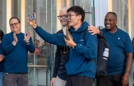 Tim Cook abre puertas de Apple Store en NY para el arranque de ventas del iPhone 17