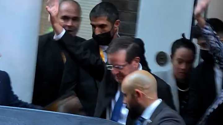 Video: Israeli president jeered by crowd after event in London