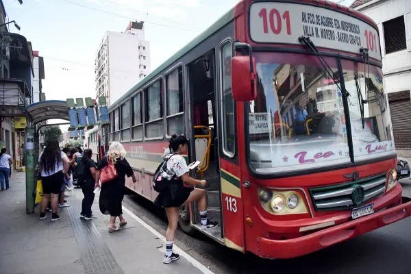 Empresarios de colectivos le advierten a Chahla que cortarán el servicio "en el cortísimo plazo"