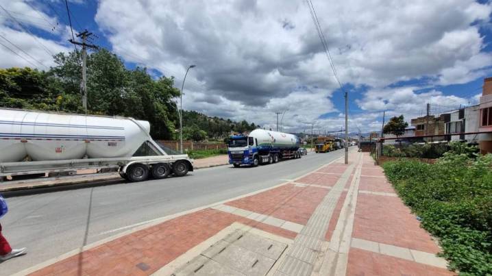 Transportadores bloquean salida al llano en Sogamoso para exigir paso de camiones por la vía del Cusiana