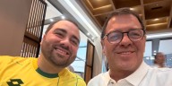 Tulio Gómez se mostró compartiendo la victoria del América con un hincha del Bucaramanga: “No es nuestro enemigo”
