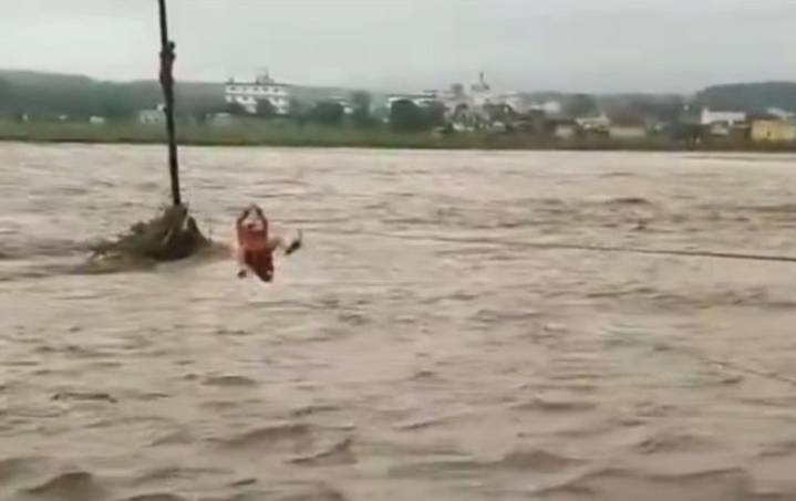 ¡Dramático! Así rescatan a un joven en India tras crecida del río Swarna (+Video)