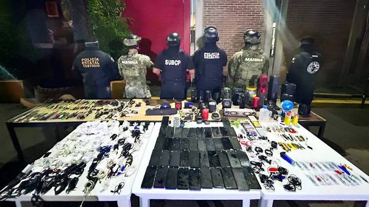 Hallan celulares, pipas, navajas y más tras nuevo operativo dentro del penal de San Miguel