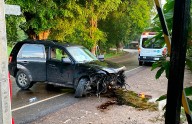 Camioneta se acaba al estrellarse contra puente