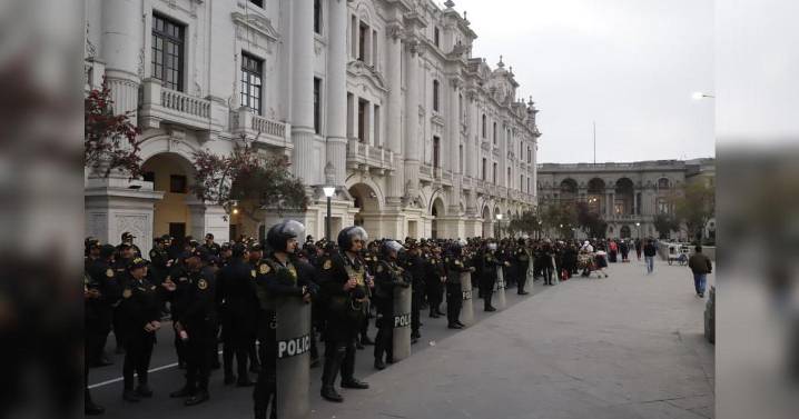 Las armas de la guerra político-institucional peruana, por René Gastelumendi