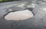 Riesgos al caer en baches y cómo saber si tu auto está bien