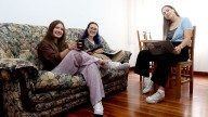 Uxía, Bea y Jéssica: «Con 24 anos e tendo traballo seguimos vivindo como estudantes; é imposible vivir soas»