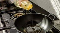 El secreto de la abuela para retirar residuos del aceite de cocina y poder reutilizarlo para freír