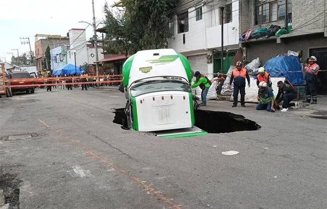 Cae camión de refrescos dentro de socavón en Iztapalapa
