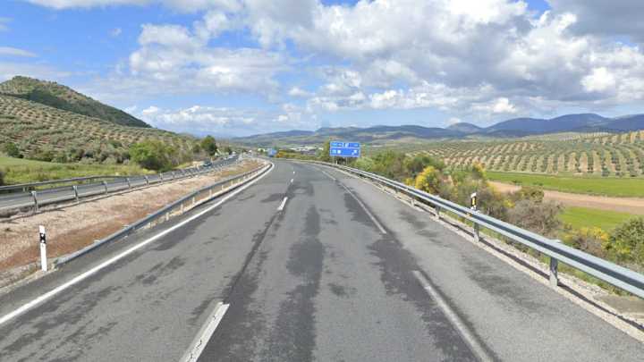 Al menos un herido en un accidente entre un camión y dos coches en la A44 en Campotéjar