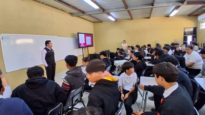 Imparten pláticas a estudiantes para prevenir suicidio