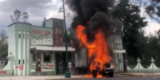 Atacan cuartel militar durante protesta por estudiantes de Ayotzinapa