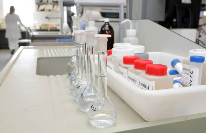 Alicante refuerza la investigación del cáncer con ensayos y la red de ISABIAL y hospitales