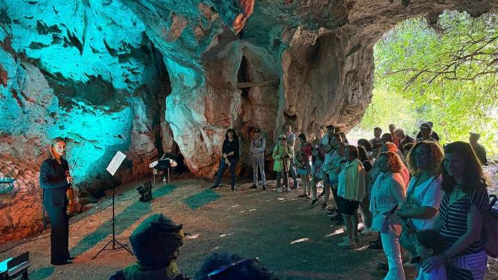 Sariego da la nota en San Pedrín de la Cueva: música y mitología para la primera jornada del Día de Asturias en la Comarca de la Sidra