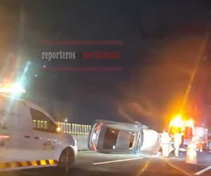 EQUIPOS DE EMERGENCIA ATENDIERON LA VOLCADURA DE UN VEHÍCULO EN LA CARRETERA MÉXICO