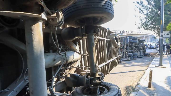 Se registran dos volcaduras y la explosión de un carro