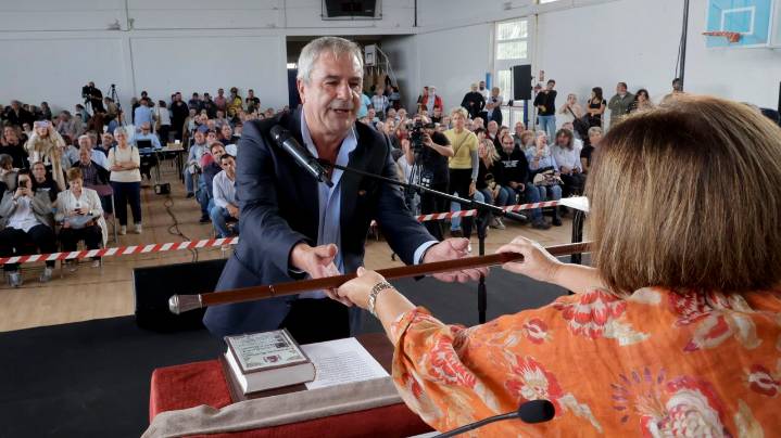 Fernández Mouriño: «Más de la mitad de los que me silbaban durante el pleno no son de Carral»