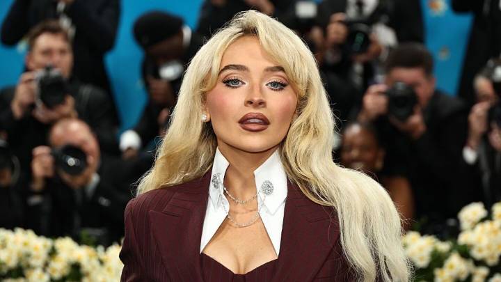 Sabrina Carpenter recupera el vestido vintage que vistió Cher en 1975