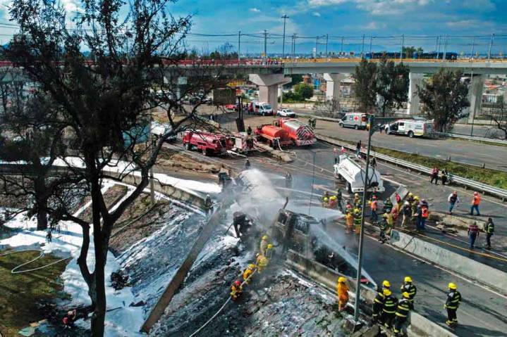 Ocho fallecidos por explosión de camión de gas en México
