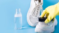 El truco fácil para lavar las zapatillas de deporte sin usar la lavadora: lo explica una experta en limpieza
