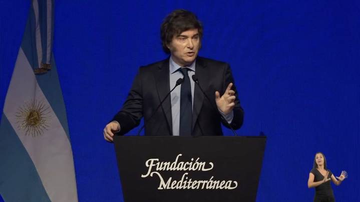 Javier Milei aterriza en Córdoba este viernes en busca de votos para octubre