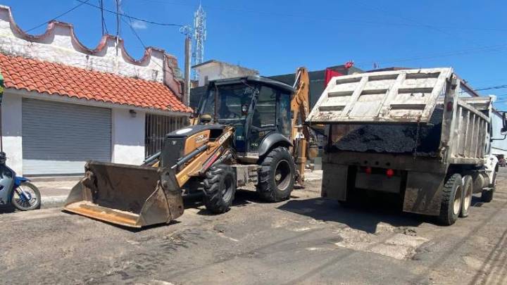 Reinician trabajos de bacheo en la calle Francisco Pérez, en Escuinapa