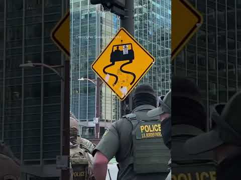 Border Patrol agents chase after cyclist downtown Chicago