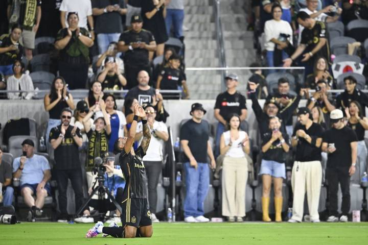 Deadspin | Denis Bouanga's hat trick lifts LAFC over Real Salt Lake
