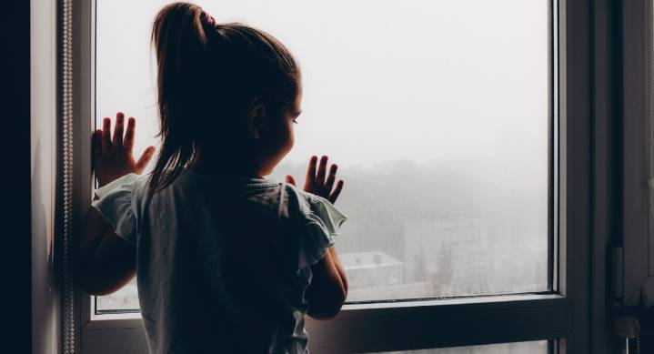 ¡Se suman más daños! Contaminación del aire podría estar empeorando la visión de los niños