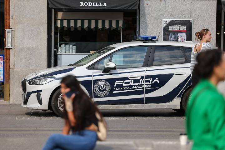 Detenidos un padre y su hijo menor por el robo de 32 crucifijos de varios cementerios de Madrid