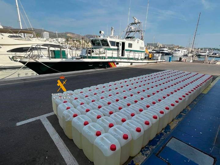 Tres detenidos tras interceptar una embarcación con 192 garrafas de gasolina en Marbella