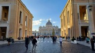 Decenas de españoles participan en la primera concentración LGTBI+ masiva en la historia de El Vaticano: "Entendemos que León XIV está dispuesto a escucharnos"