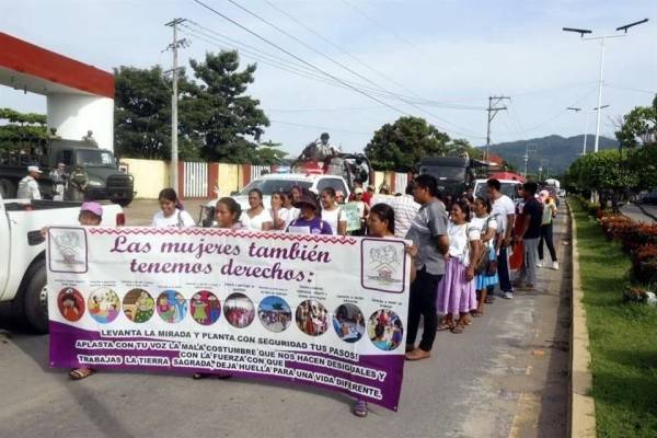 Marchan mujeres indígenas en Ayutla contra violencia