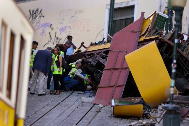 El accidente del funicular de Gloria en Lisboa, en imágenes