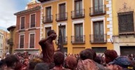 Miles de personas castigan con pintura al Cascamorras en su vuelta a Guadix
