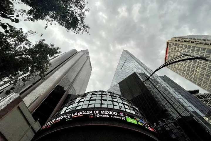 BMV y oro marcan nuevos récords en medio de incertidumbre fiscal y caída del dólar