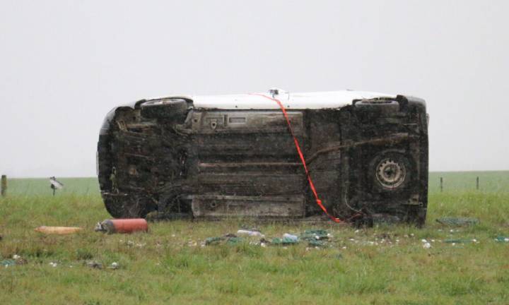 Volcó un utilitario en plena tormenta cerca de Coronel Suárez