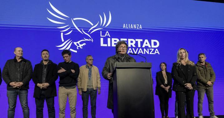 Milei anuncia “profunda autocrítica” tras derrota electoral, pero ratifica política económica