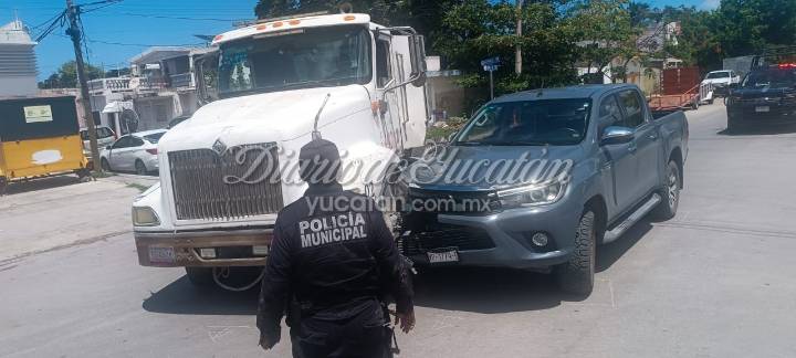 Choque entre tráiler y camioneta causa caos vehicular en Progreso