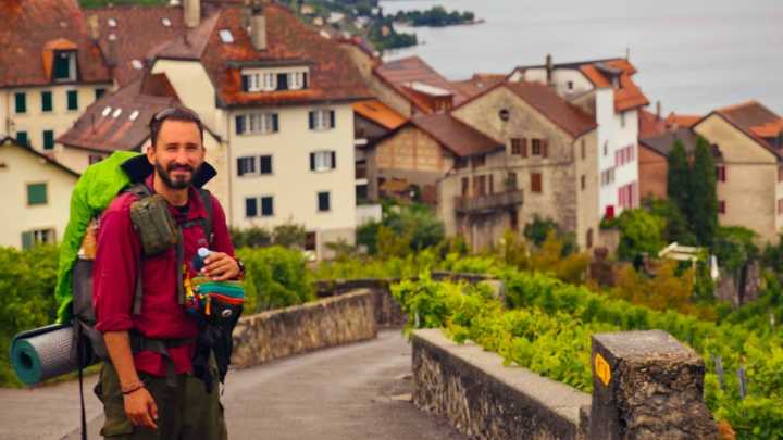 Un viajero de Lomas de Zamora avanza hacia El Vaticano por un antiguo camino de peregrinos