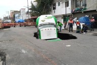 Cae camión de refrescos dentro de socavón en Iztapalapa