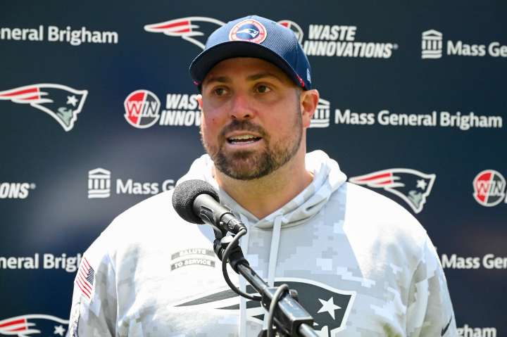 Mike Vrabel maps out Patriots plan for defensive play caller against Miami