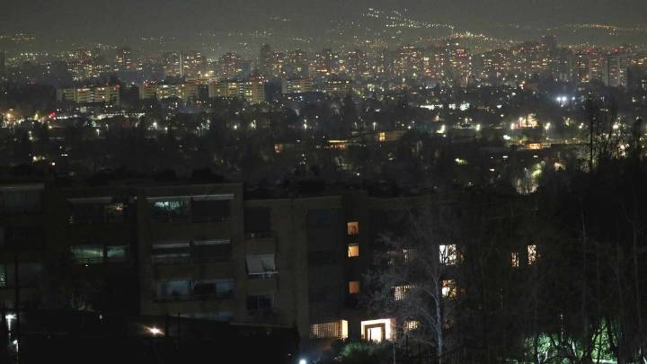 Por hasta 6 horas: Cortes de luz afectan a sectores de dos comunas en la Región Metropolitana