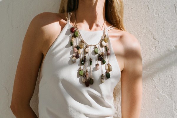 Anillos, pendientes y collares con piedras para darle un toque de color a tus básicos más básicos