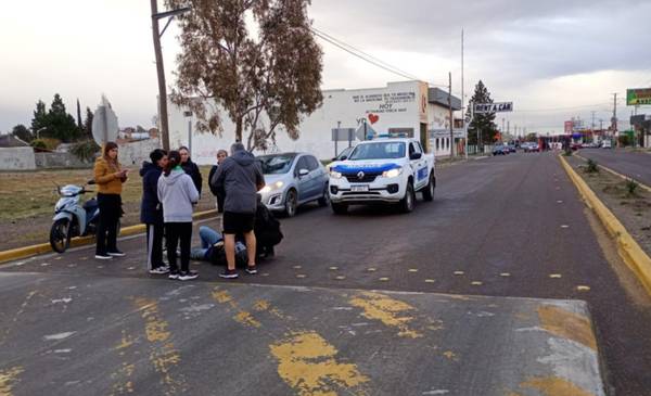 Una joven cayó de la moto por culpa del asfalto mojado y terminó en el hospital